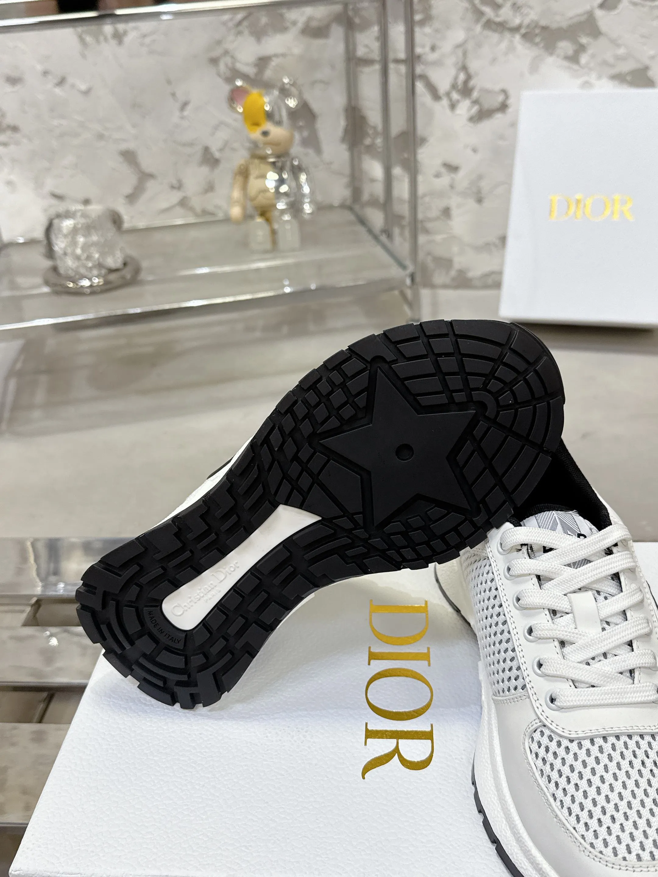 Factory price 680💰 Top version! ! ! Dior Dior's latest Run'n'Dior series, couple's thick-soled casual sneakers, originally purchased, developed and manufactured. This Run'n'Dior reinterprets sports style with an elegant and fashionable shape. The upper is crafted from white mesh fabric and features the Christian Dior Paris signature on the laces and heel. The exquisite two-color sole is light and soft, which can add a high-end temperament to all kinds of casual looks. Exquisite packaging at the delivery counter 🛍📦 ▪️Fabric: Original customized imported first-layer cowhide ▪️Inner lining: Imported original lining ▪️Sole: Original molded non-slip TPU material ▪️Size: Women's 35-41 / Men's 39-46 (Female 40 41 / Men's 38.45.46 customized)
